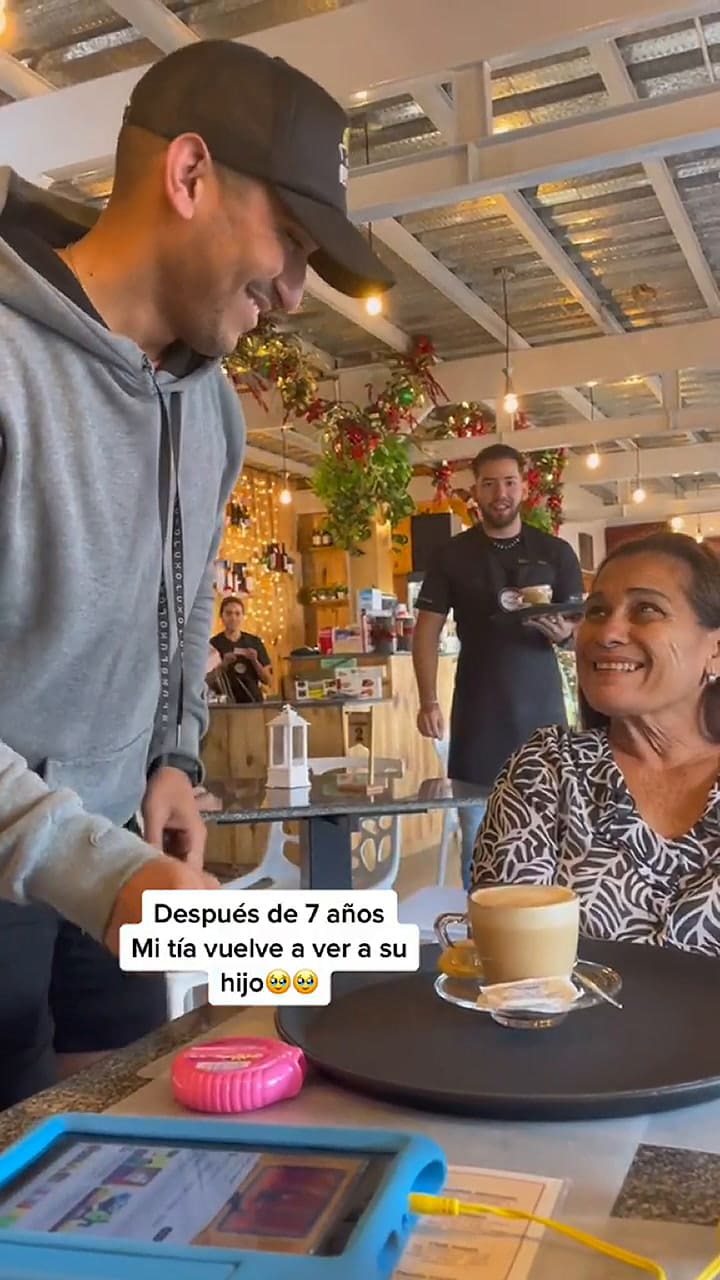 Una mujer se reencontró con su hijo después de siete años sin verlo