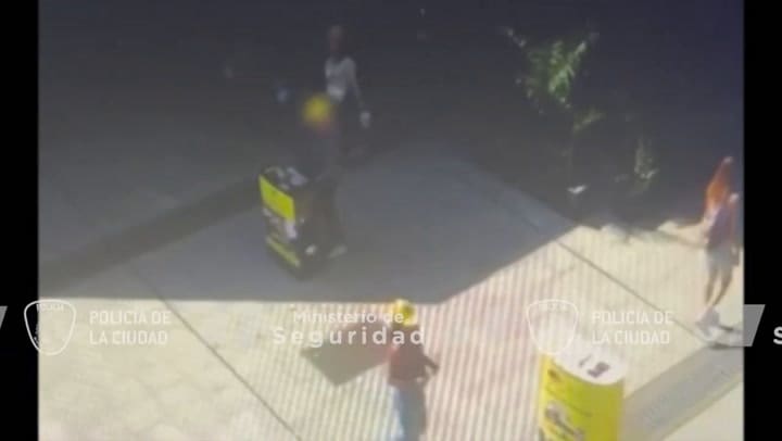 Un hombre le arrancó una cadenita a una turista italiana en el Obelisco y fue detenido: tenía más de 10 antecedentes