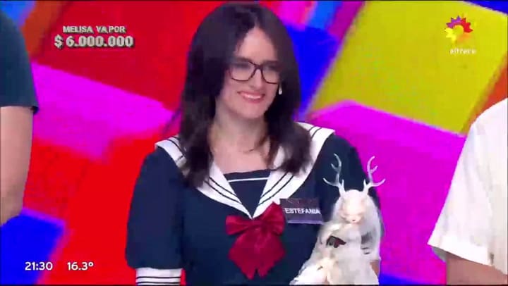 La sorpresiva “acompañante” de Estefanía durante Los 8 escalones del millón