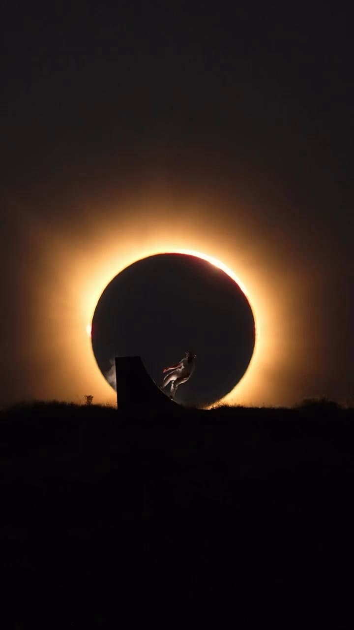 El salto de Danny León con el eclipse detrás - @danny_leon