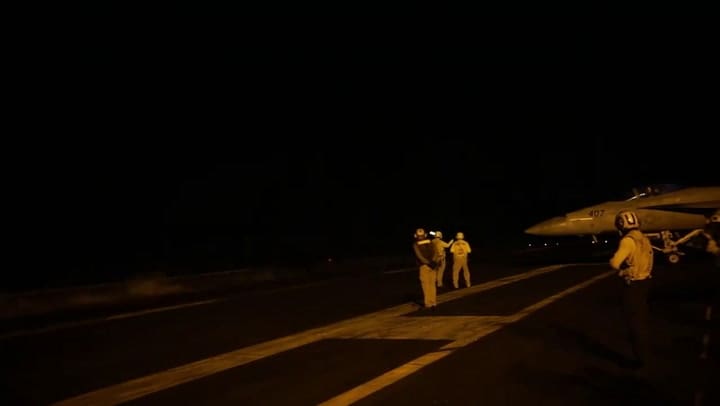 Los rebeldes hutíes lanzan su primer ataque contra un buque después de los bombardeos masivos de EE.UU.