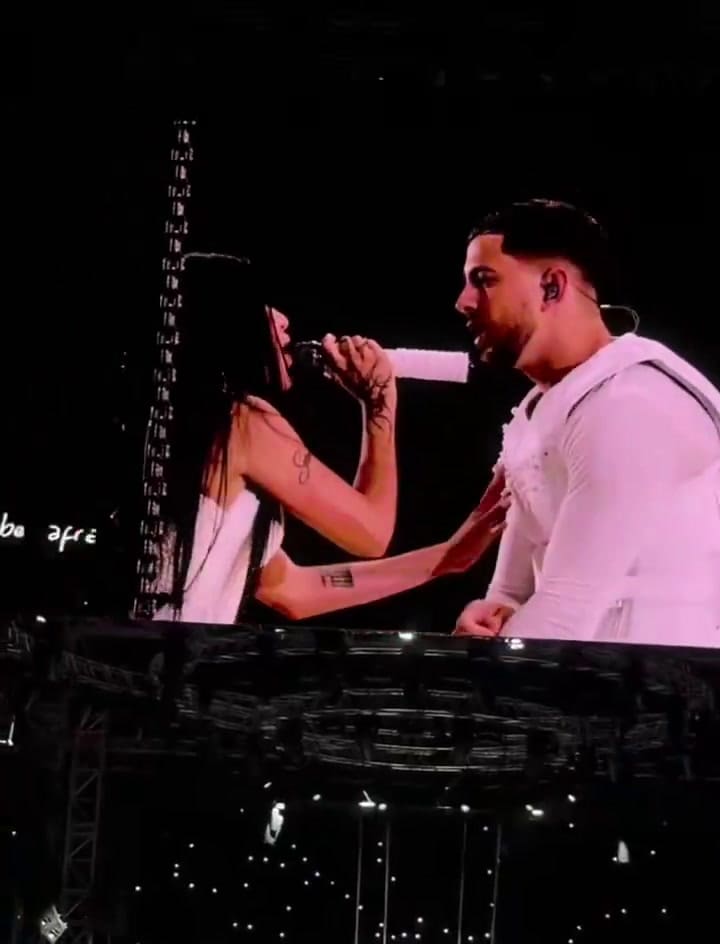 El momento en que J Rei sorprende a María Becerra en vivo