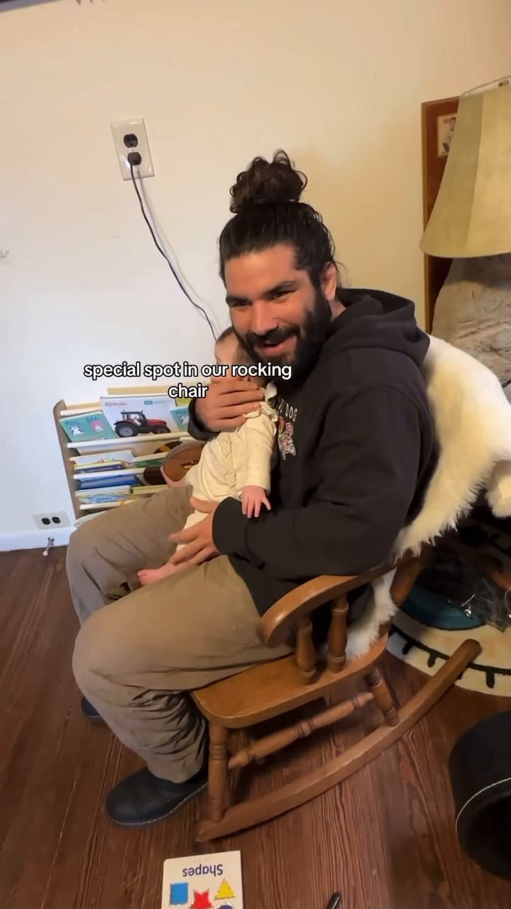 Hombre ciego lee libros a su nene