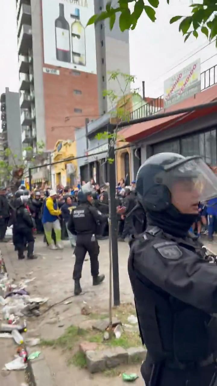 Incidentes en el ingreso de los hinchas de Boca al estadio Gigante de Arroyito
