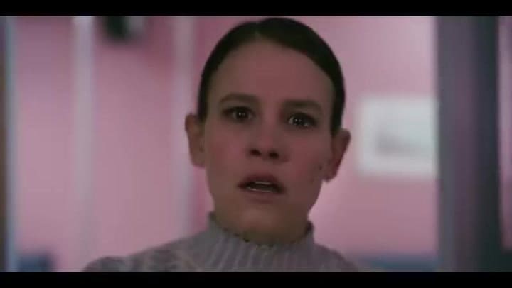 Sosie Bacon en la película de terror Sonríe (Smile)