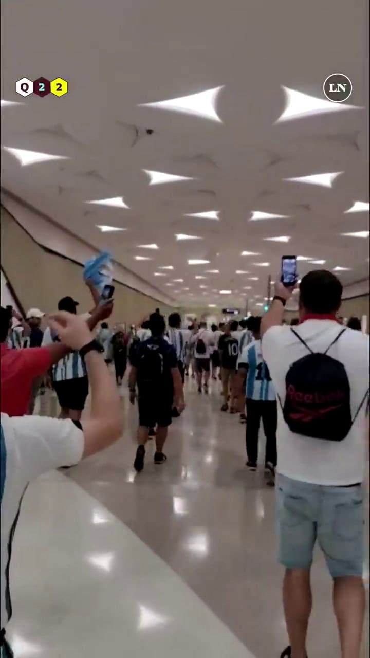 Hinchas argentinos en la previa a Argentina-Polonia