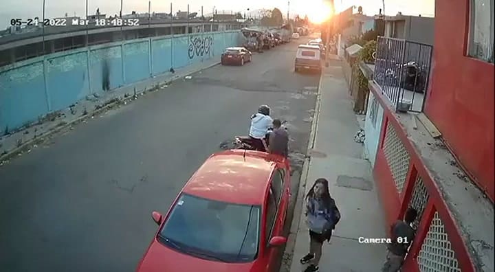 Un joven dejó sola a su pareja en pleno asalto y desató críticas en las redes