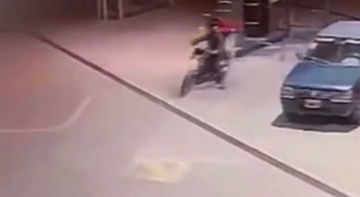 Vio a dos motochorros que intentaban robarle a un ciclista y los atropelló con el auto
