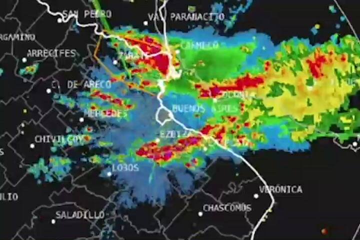Las imágenes del SMN sobre el temporal que azota al AMBA (GIF)