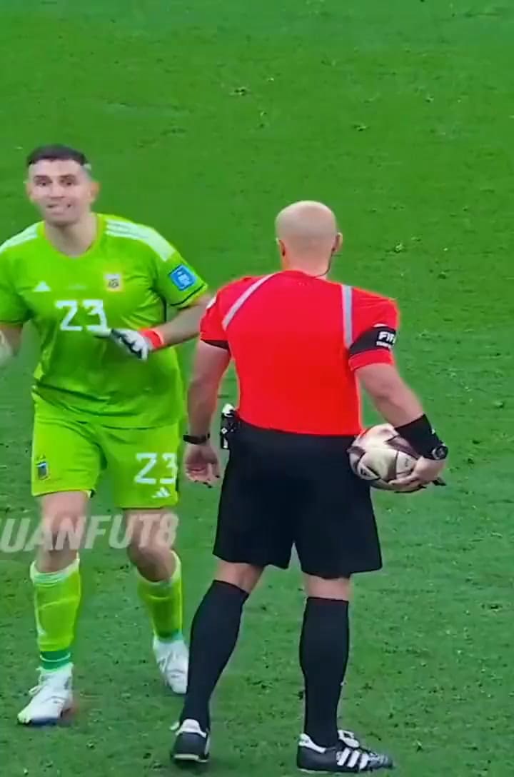 Qué dijo el Dibu Martínez antes de que el francés pateara el penal