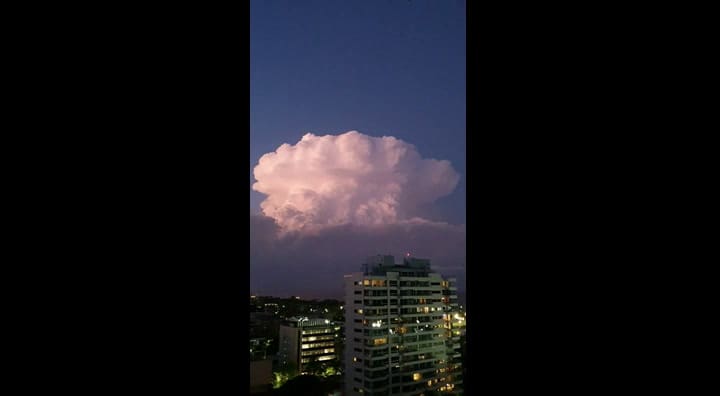 El momento en el que un rayo impactó a una nube 1