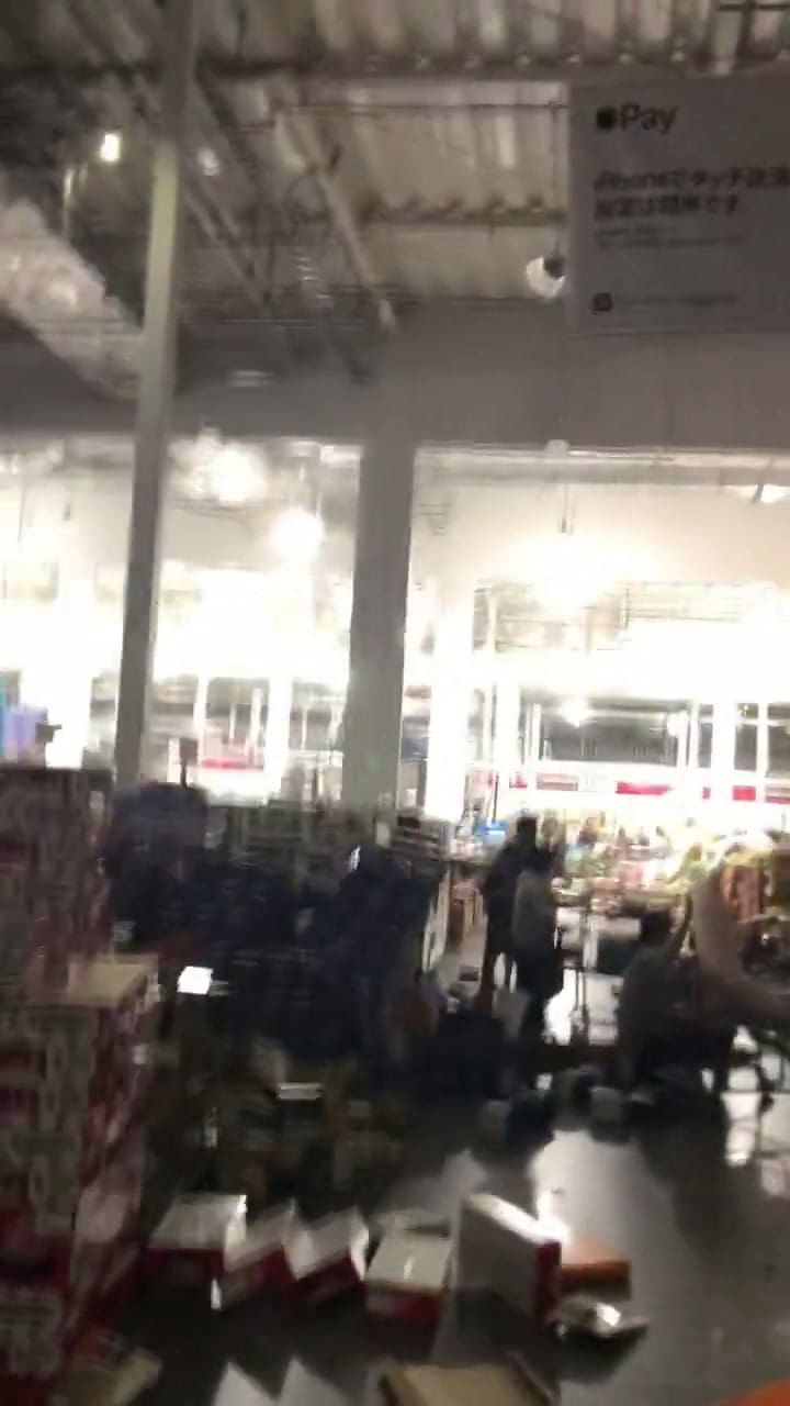 Personas atrapadas en un supermercado durante el terremoto en Japón