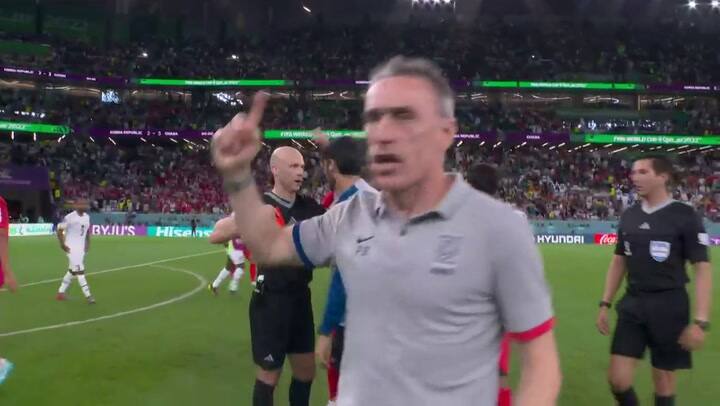 Técnico de Corea insulta al arbitro y es expulsado