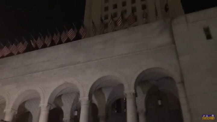 Así encendieron la batiseñal en Los Ángeles en homenaje a Adam West