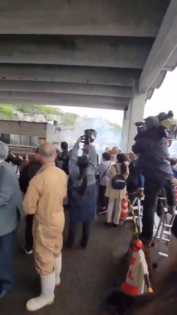 La inmediata reacción de periodistas y ciudadanos tras escuchar la fuerte explosión