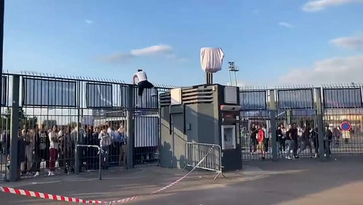 choques entre la policía y los hinchas ingleses demoraron el inicio del partido