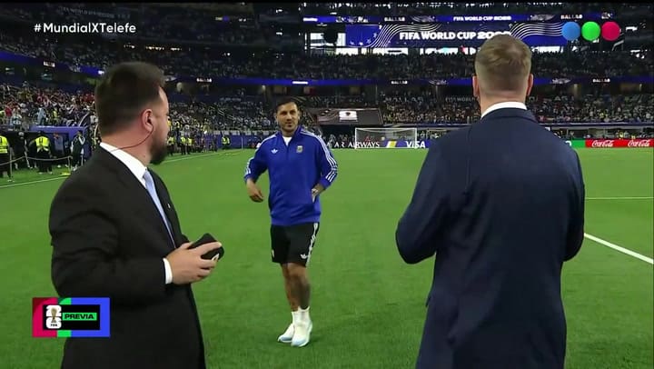 Maxi López también recibió caramelos de manos de De Paul