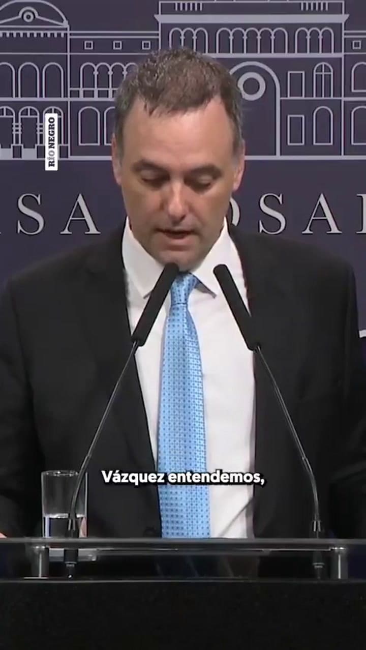 La defensa de Manuel Adorni a Andrés Vázquez