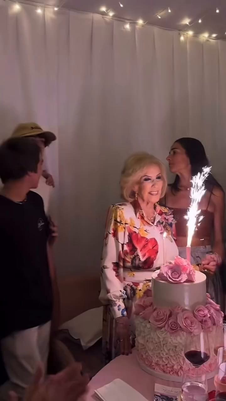 El momento de la torta y los deseos de la cumpleañera