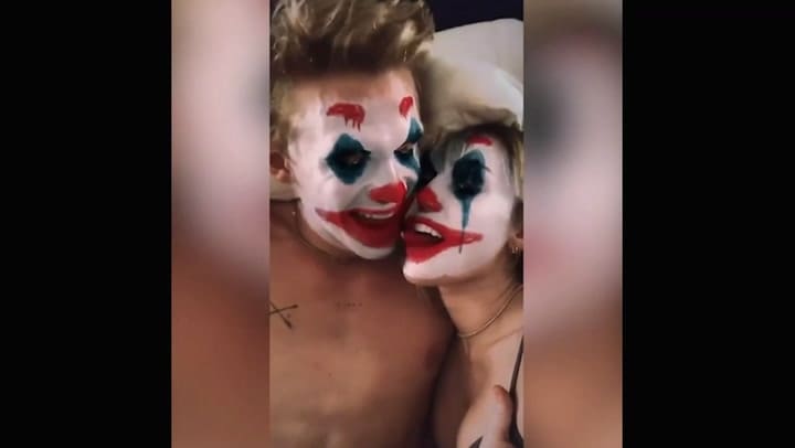 Miley Cyrus y su novio se filmaron en la cama y con filtros de El Guasón - Fuente: Instagram
