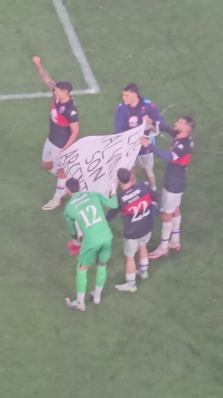 Los jugadores de Tigre con la bandera de Malvinas