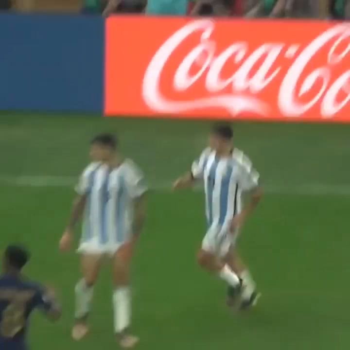 Dybala evita el gol de Mbappé