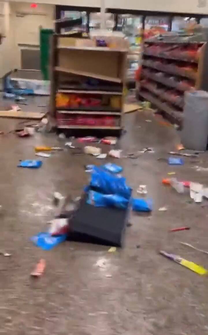 100 adolescentes saquean y destruyen tienda de comestibles en Filadelfia
