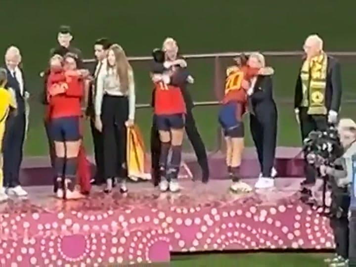 El video de la secuencia completa del beso entre Rubiales y Hermoso