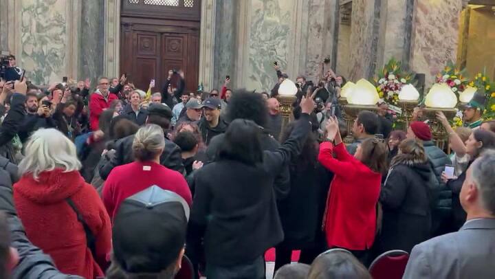 Natalia Oreiro, Ricardo Mollo y León Gieco le cantan a Rubén Rada en su velatorio