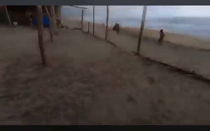 El momento en el que el rayo impacta contra los turistas en la playa de México