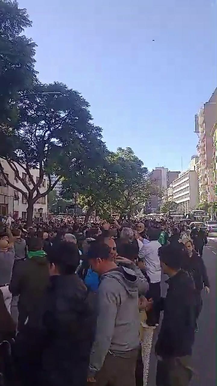 Multitudinario abrazo al Hospital de Clínicas