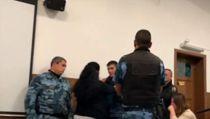 Madre de la víctima abraza al asesino de su hijo en pleno juicio