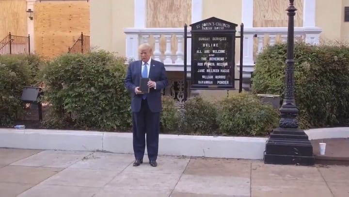 Trump visita una iglesia y se muestra con la Biblia
