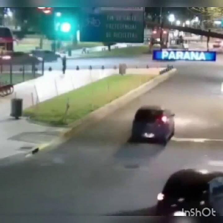 El asesino descarta las balas en un tacho de basura