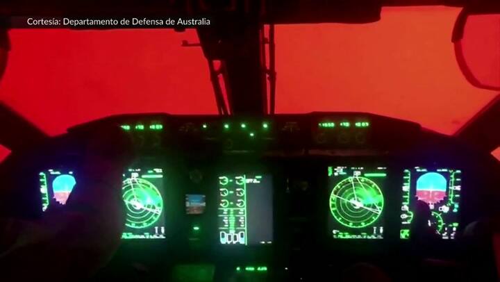 Vista de piloto es oscurecida por resplandor naranja de incendios en Australia - Fuente: Reuters