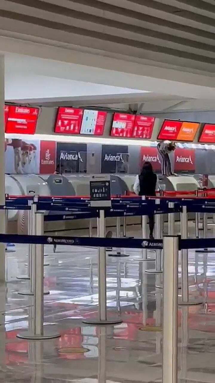 Según la versión oficial, la mujer llegó tarde al vuelo y además tenía el pasaporte vencido