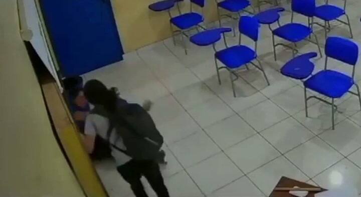 Una alumna apuñaló a su profesora en Brasil y la agresión fue grabada por las cámaras de seguridad