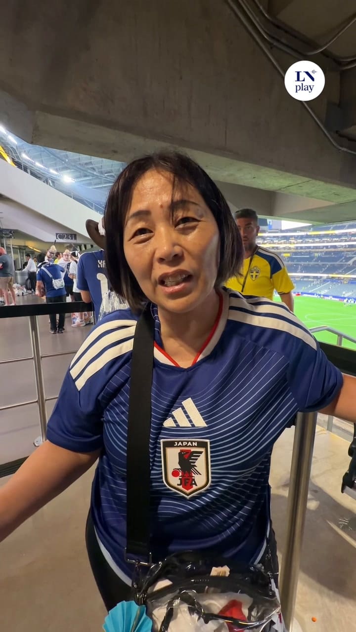 Japoneses limpiando post partido con Suecia