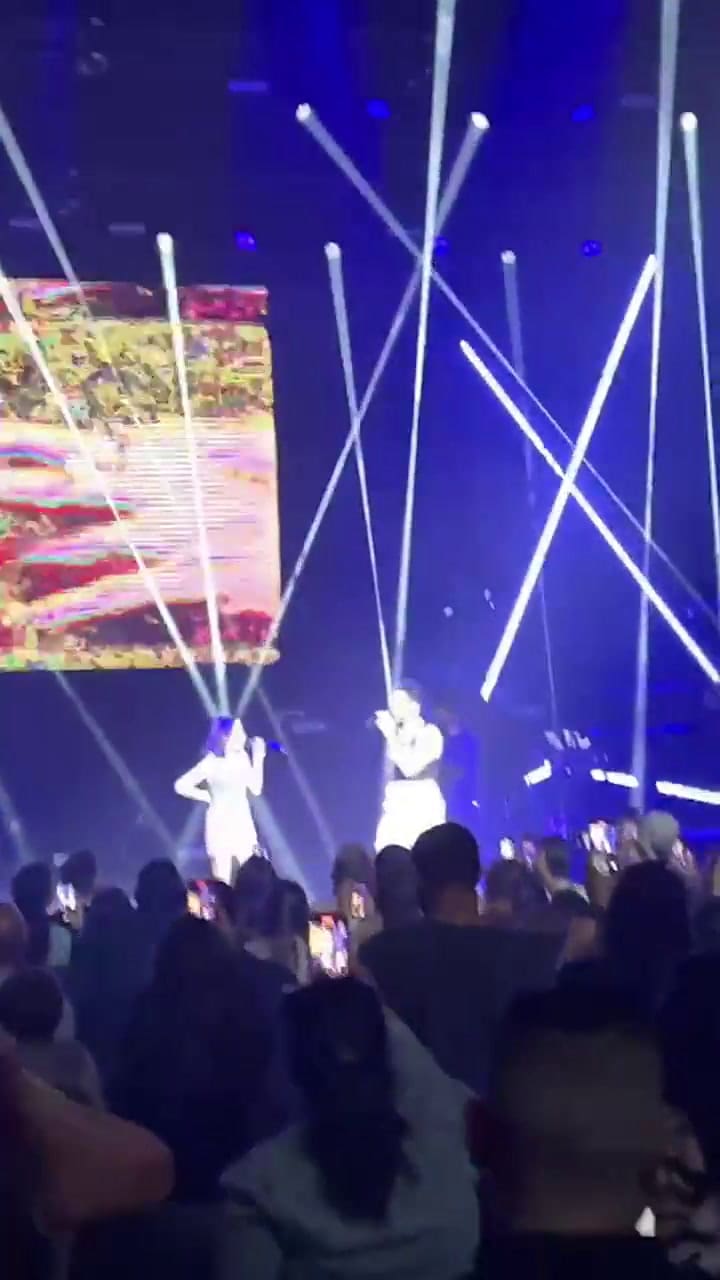 Ricardo Montaner viendo a Camilo y Evaluna interpretar 'Índigo' en The Fillmore, en Miami Beach