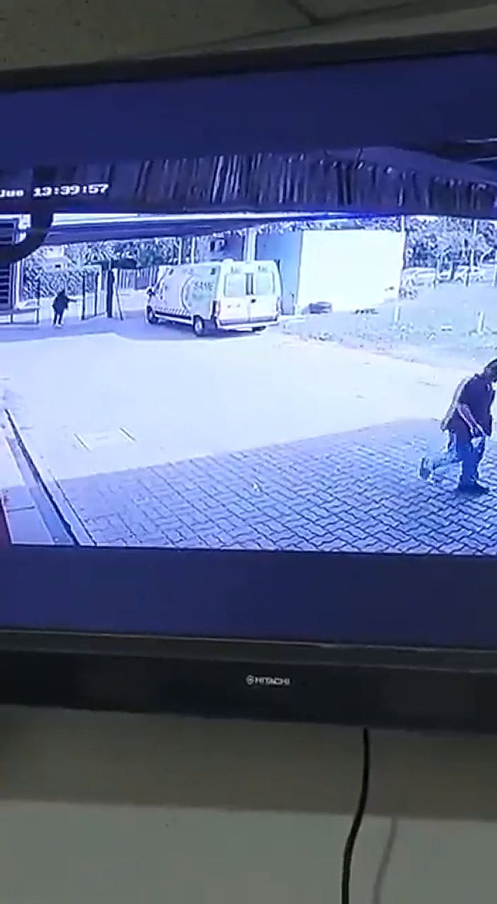 Le quitó el arma a un policía y disparó a quemarropa mientras lo trasladaban al hospital