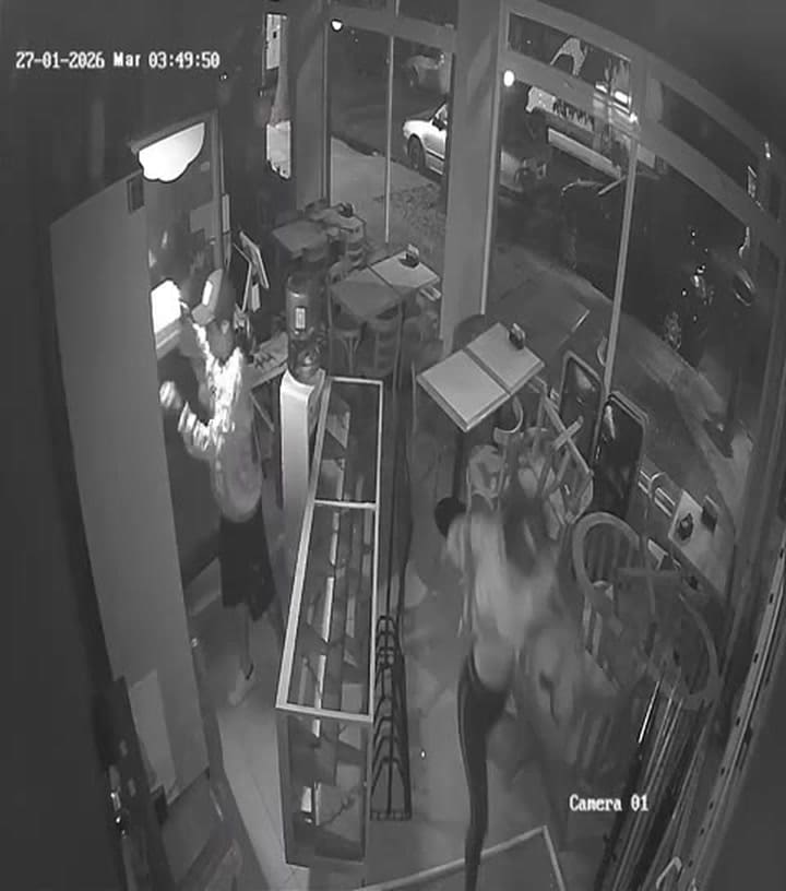 El robo a patadas en una confitería