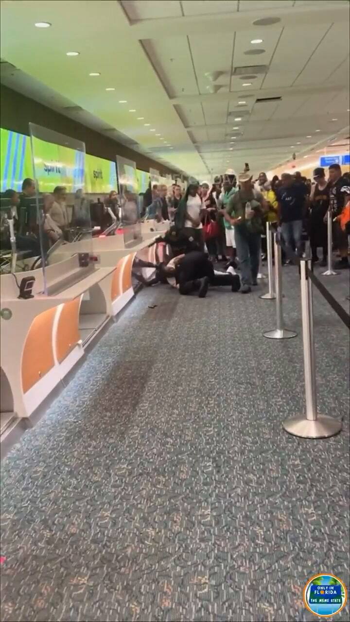 Hombre ataca a oficial de policía en el aeropuerto de Orlando.