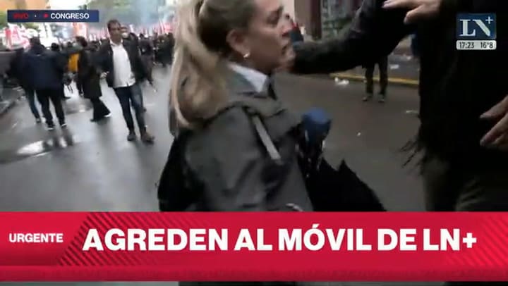 Agredieron al movil de LN+ en la marcha universitaria: siguen los incidentes en el Congreso