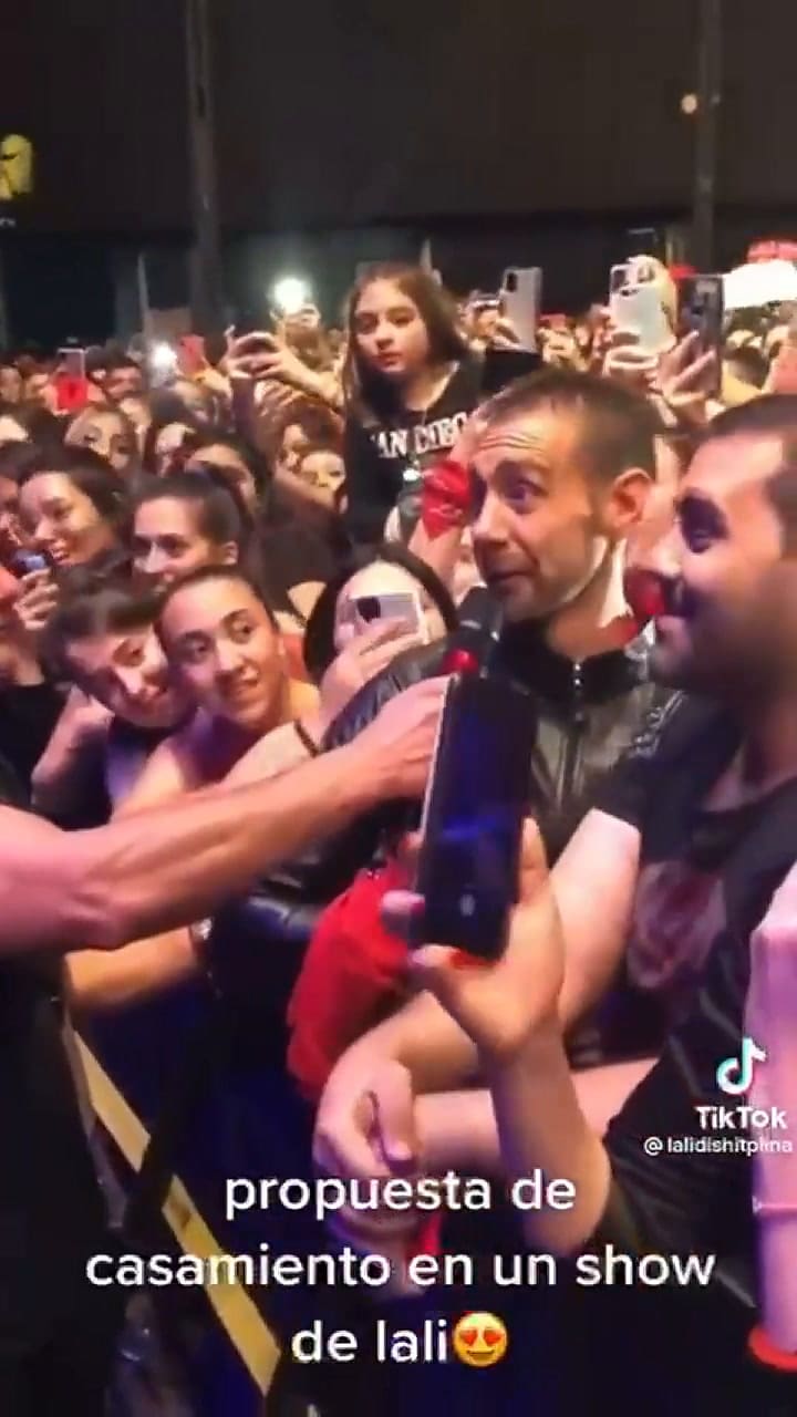 Un fan le pidió casamiento a su pareja en el show de Lali