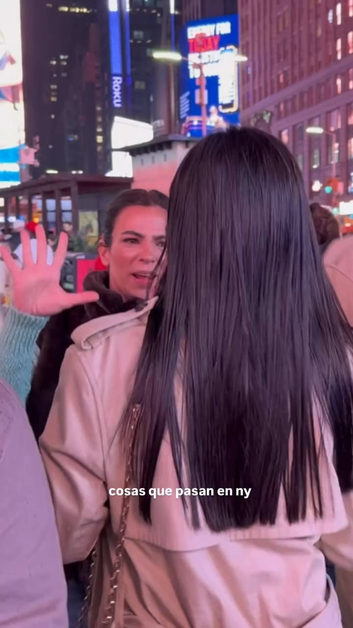 Agustina Cherri bailando en pleno Times Square - @agustinacherriok