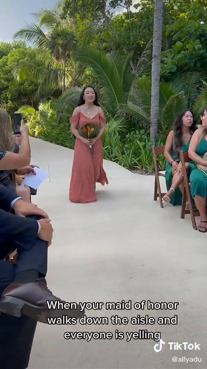 La accidentada entrada viral de una dama de honor en una boda con serpiente incluida.