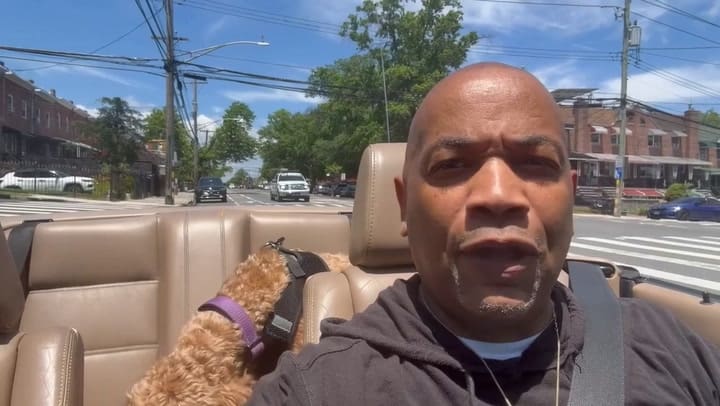 El presidente de la Asamblea, Carl Heastie, comparte la felicidad que su perra Paisley trajo a su vida