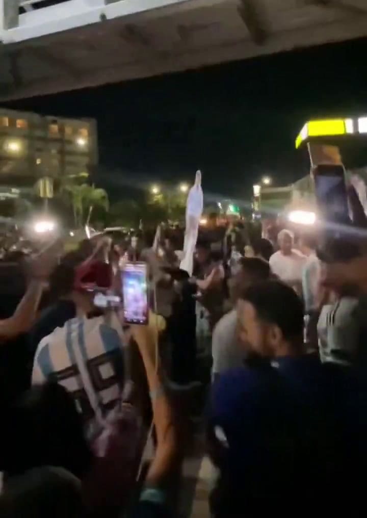 Aficionados esperando a Messi