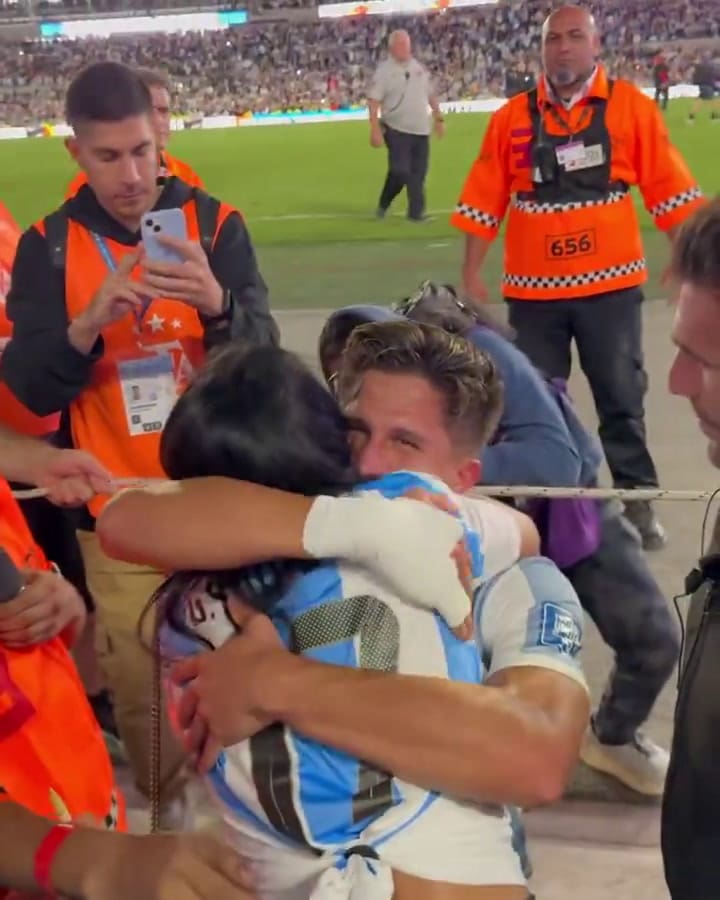 El emotivo abrazo de Giuliano Simeone a su mamá