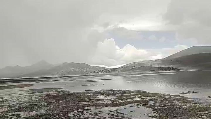 La Laguna Diamante debe su nombre al destello que genera la luz cuando se refleja en el agua; ahí se encuentran arqueas primitivas parecidas a los microorganismos que dieron origen a la vida en la Tierra